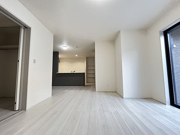 どんな家具にでも相性が良い清潔感ある白色調のクロスを採用。主張しすぎない配色、耐久性にも優れた床材は日々のメンテナンスも楽に、快適に過ごして頂けるよう考えられています。