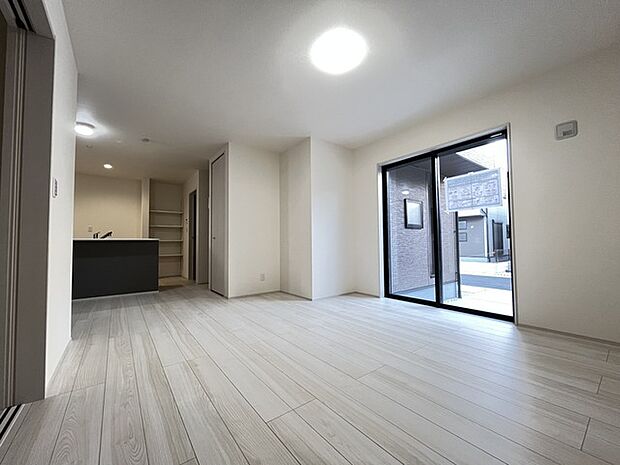 穏やかな光が満ちる、心地よい空間は18.25帖の広さです