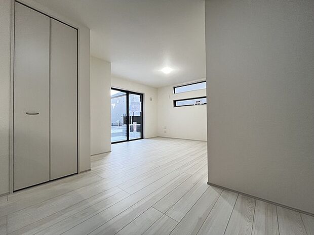 家族の集うリビングには色々な方向から光が差し込む設計に。家族のコミュニケーションが弾むスポットだから明るい雰囲気であってほしい。  