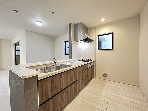 リビングにいる家族の顔が見渡せるカウンターキッチン。お料理もより一層おいしく、楽しく。食器棚を背面に設置しても十分な広さを確保しています。