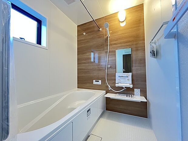 落ち着いた色味の浴室で1日の疲れをゆっくりと癒してください。 