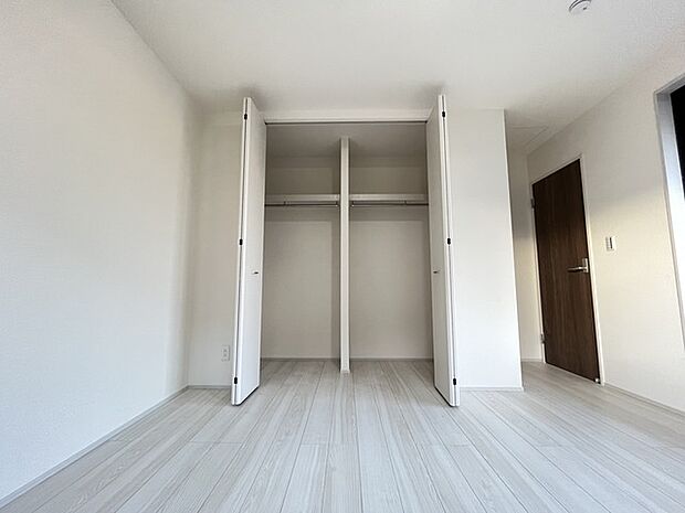 広々収納で、仕事着、普段着をまとめて収納できます。 