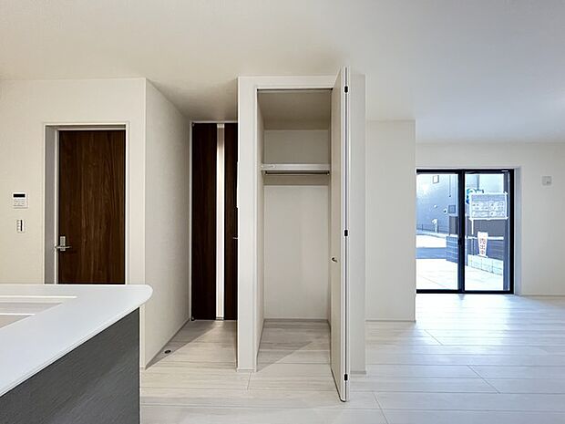 リビング収納はお客様のコートなどを掛けるのにも便利です