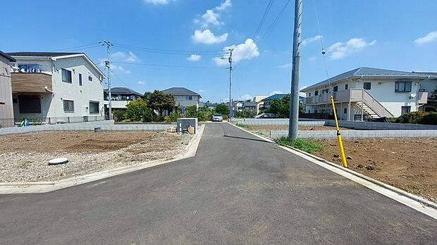 前面道路は住んでいる方しか通らない道路です。