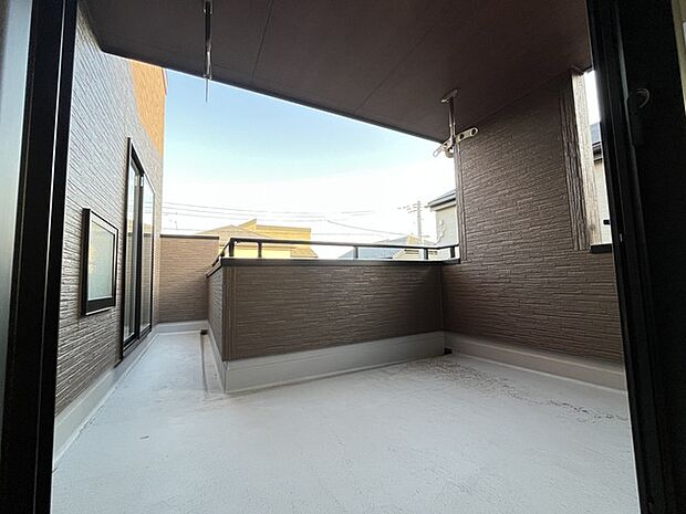 プライバシーを確保しやすい広々としたインナーバルコニー。雨天時でも洗濯物が濡れることなく安心です。 