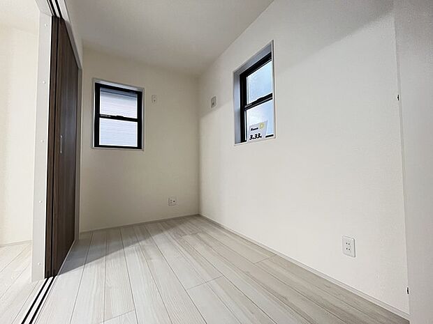 扉を開放するとLDKと洋室を一体利用できる空間!扉を閉めると独立した空間としても活用できます。