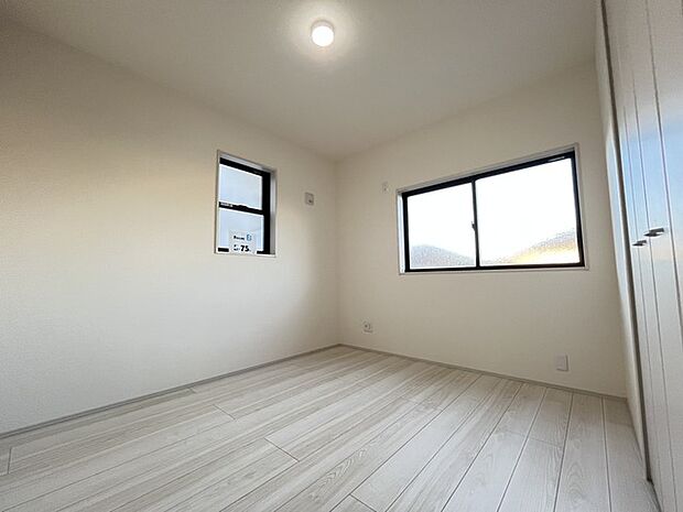 今からここを誰のお部屋にしようか、そんな洋室。大きさは5.75帖です。