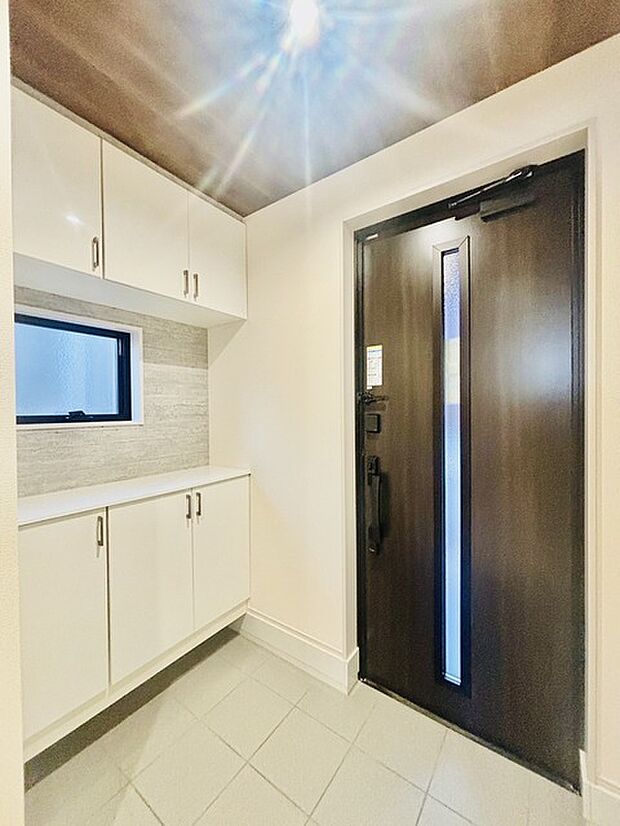 明るく開放的な玄関、靴の脱ぎ履きもしやすく、収納も豊富でご家族皆様の靴をスッキリ収納できます。