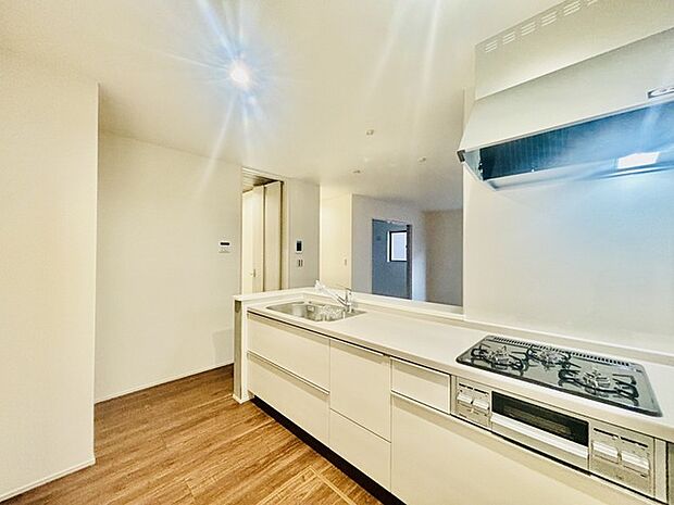 家族が一番集まる場所だから広々としつつも素敵な空間であって欲しい。皆がくつろぐリビングからキッチンまでが一つに繋がる空間。