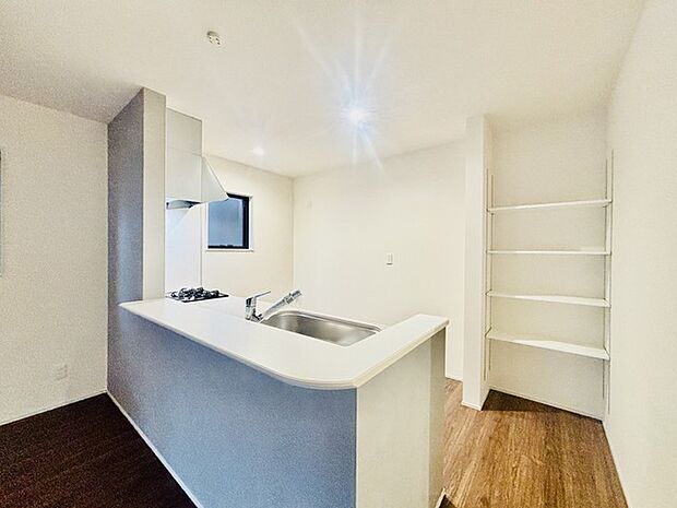 大容量のパントリーがございますので、非常食や食品のストックも沢山置けます。