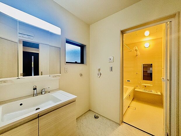 お出かけ前の身だしなみに一歩差がつく三面鏡。ミラー裏にはたっぷり収納もございます。