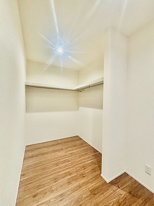 収納で悩む時間をなくしたい。家族の衣服が多くても頼もしいWIC(ウォークインクローゼット)