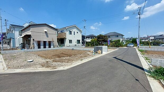 戸建てが立ち並ぶ静かな住宅街。四季折々の移り変わりを感じながら自然と楽しみ、暮らす、そんな毎日を日々の中で感じられる住環境 