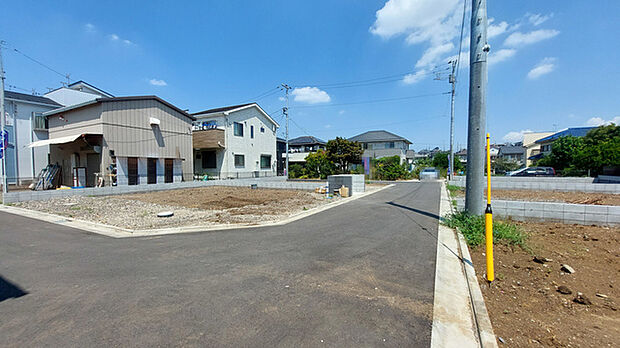 戸建てが立ち並ぶ静かな住宅街。四季折々の移り変わりを感じながら自然と楽しみ、暮らす、そんな毎日を日々の中で感じられる住環境 