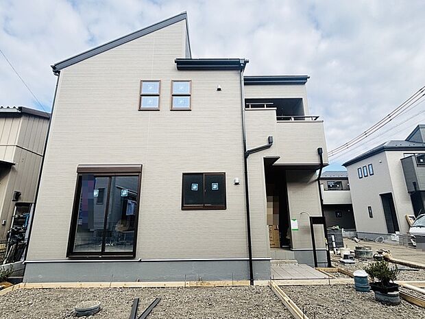 気持ちよくご家族やゲストを送迎できるスタイリッシュでスッキリとした玄関です。 