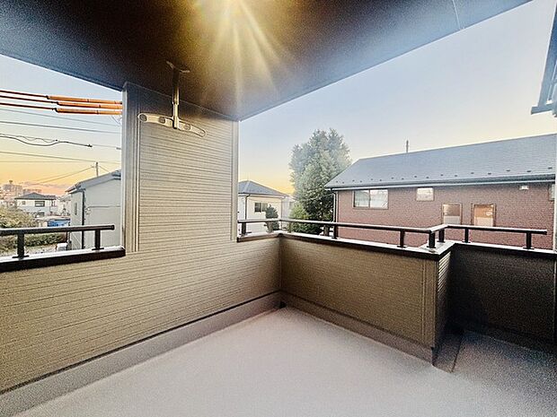 広めのバルコニーは風通しも良くお洗濯物もしっかりと干すことができます!