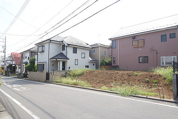 戸建てが立ち並ぶ静かな住宅街。四季折々の移り変わりを感じながら自然と楽しみ、暮らす、そんな毎日を日々の中で感じられる住環境