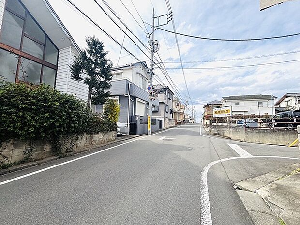 車通りの少ない閑静な住宅街です。