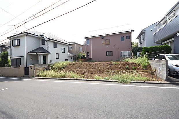 戸建てが立ち並ぶ静かな住宅街。四季折々の移り変わりを感じながら自然と楽しみ、暮らす、そんな毎日を日々の中で感じられる住環境