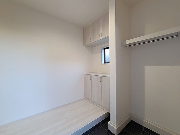 明るく開放的な玄関、靴の脱ぎ履きもしやすく、収納も豊富でご家族皆様の靴をスッキリ収納できます。 