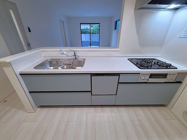 リビングにいる家族の顔が見渡せるカウンターキッチン。お料理もより一層おいしく、楽しく。食器棚を背面に設置しても十分な広さを確保しています。 