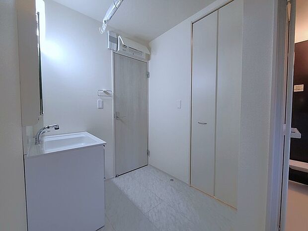 ゆとりの洗面スペースで朝の身支度もスムーズに行えます。 