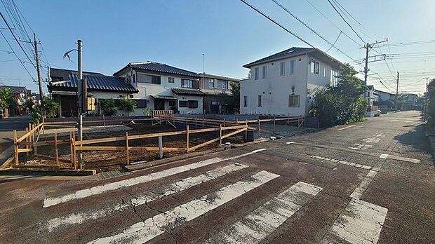 戸建てが立ち並ぶ静かな住宅街。四季折々の移り変わりを感じながら自然と楽しみ、暮らす、そんな毎日を日々の中で感じられる住環境