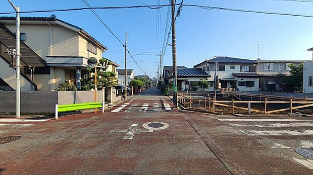 戸建てが立ち並ぶ静かな住宅街。四季折々の移り変わりを感じながら自然と楽しみ、暮らす、そんな毎日を日々の中で感じられる住環境