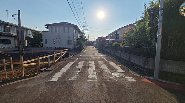 戸建てが立ち並ぶ静かな住宅街。四季折々の移り変わりを感じながら自然と楽しみ、暮らす、そんな毎日を日々の中で感じられる住環境