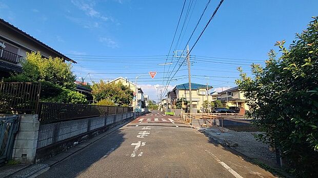 戸建てが立ち並ぶ静かな住宅街。四季折々の移り変わりを感じながら自然と楽しみ、暮らす、そんな毎日を日々の中で感じられる住環境