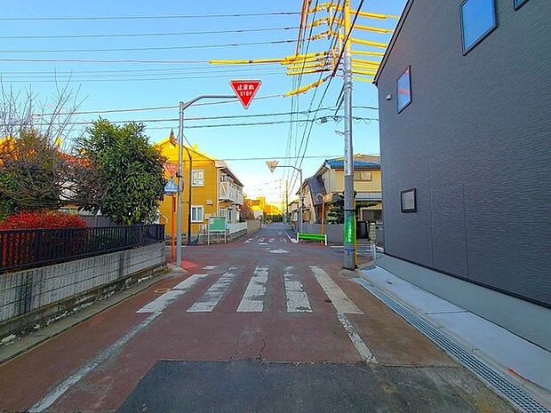 戸建てが立ち並ぶ静かな住宅街。四季折々の移り変わりを感じながら自然と楽しみ、暮らす、そんな毎日を日々の中で感じられる住環境 