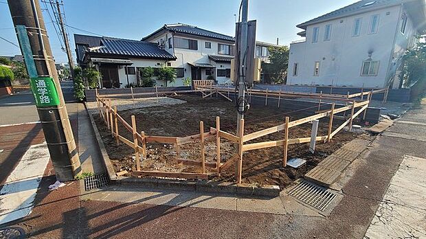 前面道路は広く、駐車がしやすいです。駐車スペース2台分ございます。
