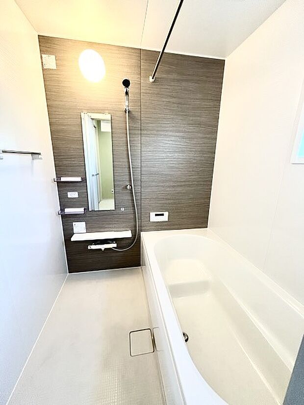 その日の疲れをゆっくりと落としてくれる場所、お子様との大事なひと時を楽しくしてくれる場所。曲線美も感じられるくつろぎのバスタブは、半身浴も楽しめる居心地の良さ。 