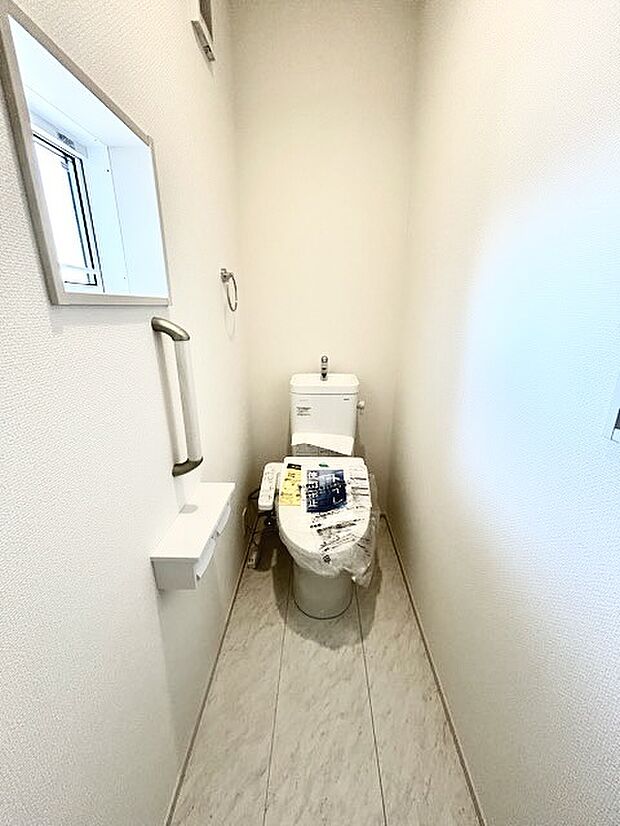 ウォシュレット機能付きのトイレ。換気のしやすい窓付きで、収納もあり実用性も兼ね備えた造り。 