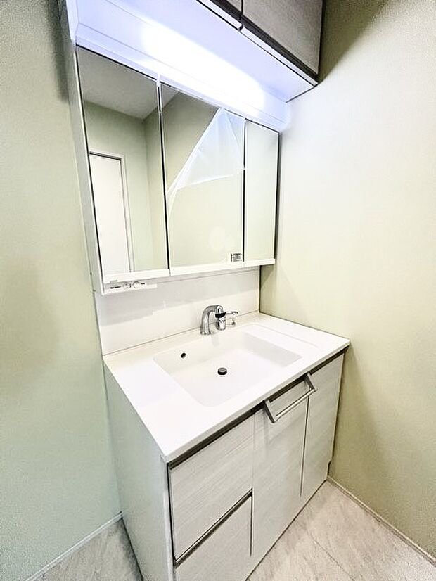 お出かけ前の身だしなみに一歩差がつく三面鏡。ミラー裏にはたっぷり収納もございます。 