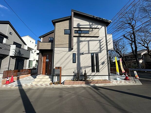戸建てが立ち並ぶ静かな住宅街。四季折々の移り変わりを感じながら自然と楽しみ、暮らす、そんな毎日を日々の中で感じられる住環境 