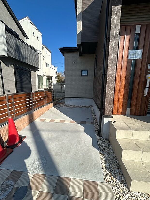 セカンドカーや来客時にも便利なカースペース2台分ございます。 