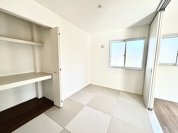 大きな開口部から明るい光が差し込む、日中の室内の明るさがこの部屋の魅力です。 