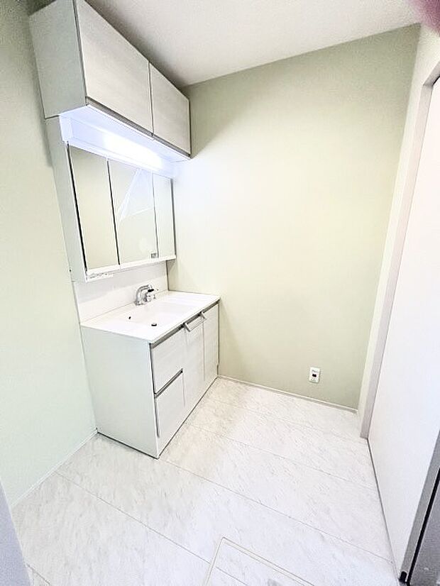 ゆとりの洗面スペースで朝の身支度もスムーズに行えます。 