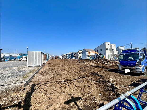 戸建てが立ち並ぶ静かな住宅街。四季折々の移り変わりを感じながら自然と楽しみ、暮らす、そんな毎日を日々の中で感じられる住環境 