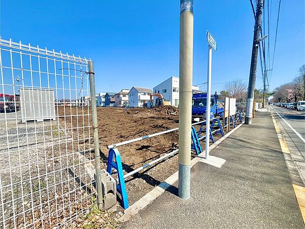 南道路に面しており日中もたくさんの陽が入ります。風通りや周辺環境など実際に現地にてご確認ください。 