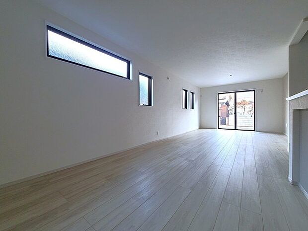 家族の集うリビングには色々な方向から光が差し込む設計に。家族のコミュニケーションが弾むスポットだから明るい雰囲気であってほしい。 