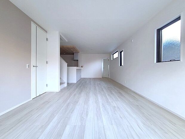 家族の集うリビングには色々な方向から光が差し込む設計に。家族のコミュニケーションが弾むスポットだから明るい雰囲気であってほしい。