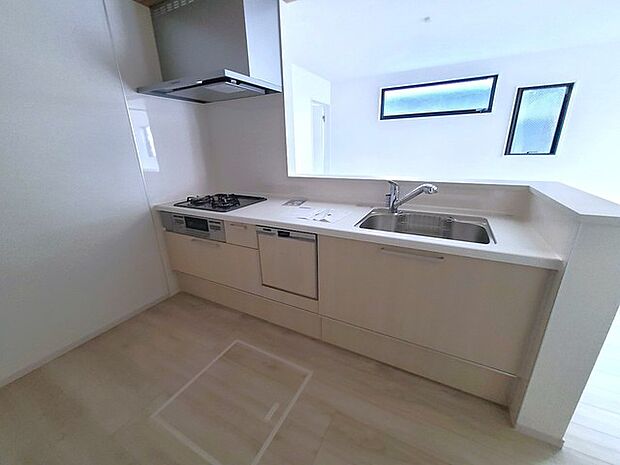 リビングにいる家族の顔が見渡せるカウンターキッチン。お料理もより一層おいしく、楽しく。食器棚を背面に設置しても十分な広さを確保しています。