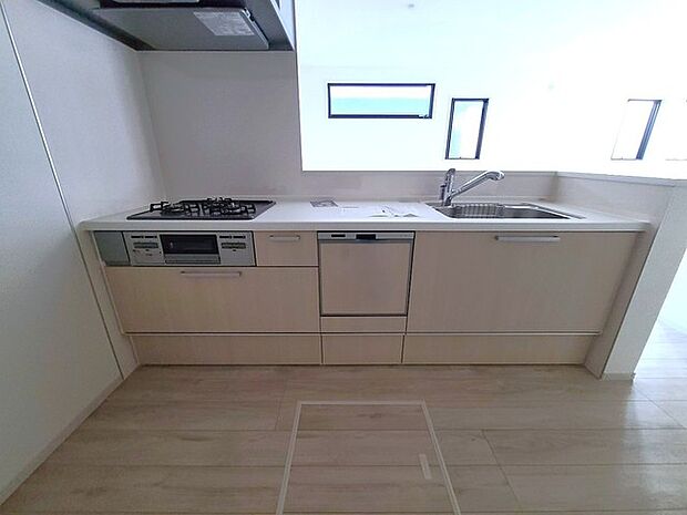 リビングにいる家族の顔が見渡せるカウンターキッチン。お料理もより一層おいしく、楽しく。食器棚を背面に設置しても十分な広さを確保しています。