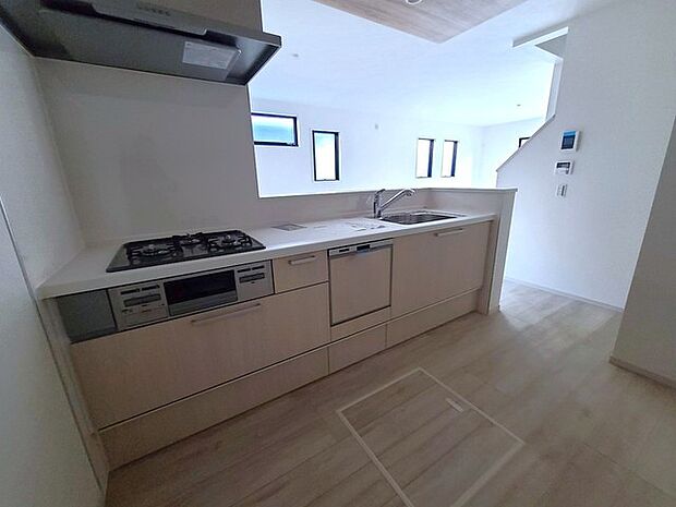 リビングにいる家族の顔が見渡せるカウンターキッチン。お料理もより一層おいしく、楽しく。食器棚を背面に設置しても十分な広さを確保しています。