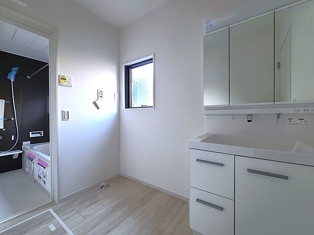 ゆとりの洗面スペースで朝の身支度もスムーズに行えます。 