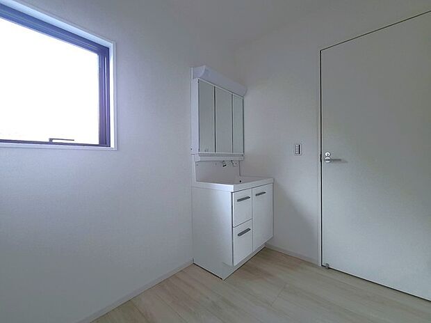 使い勝手の良い洗面台、窓があることで換気もしやすく清潔感のある空間を保てます。