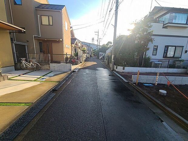 戸建てが立ち並ぶ静かな住宅街。四季折々の移り変わりを感じながら自然と楽しみ、暮らす、そんな毎日を日々の中で感じられる住環境