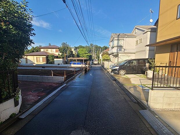 戸建てが立ち並ぶ静かな住宅街。四季折々の移り変わりを感じながら自然と楽しみ、暮らす、そんな毎日を日々の中で感じられる住環境